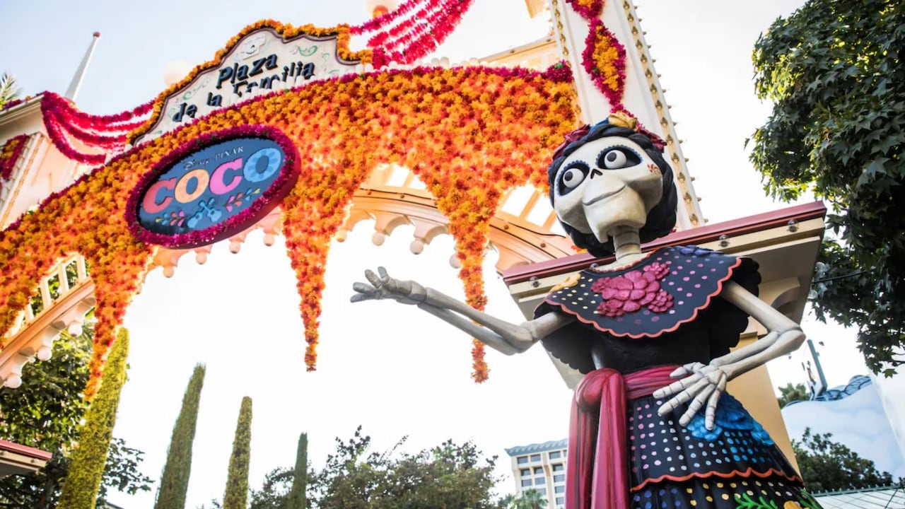 Una escultura de Mamá Imelda de “Coco” al costado de la entrada principal de la Plaza de la Familia en el Disneyland Resort