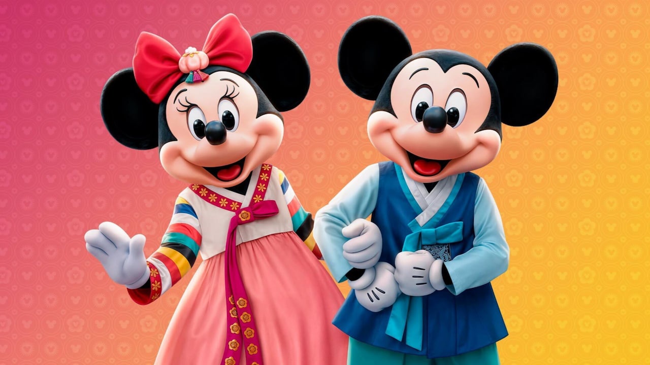 Mickey Mouse y Minnie Mouse vestidos con coloridos trajes inspirados en la cultura coreana, durante la celebración del Año Nuevo Lunar 2025 en el Disneyland Resort.