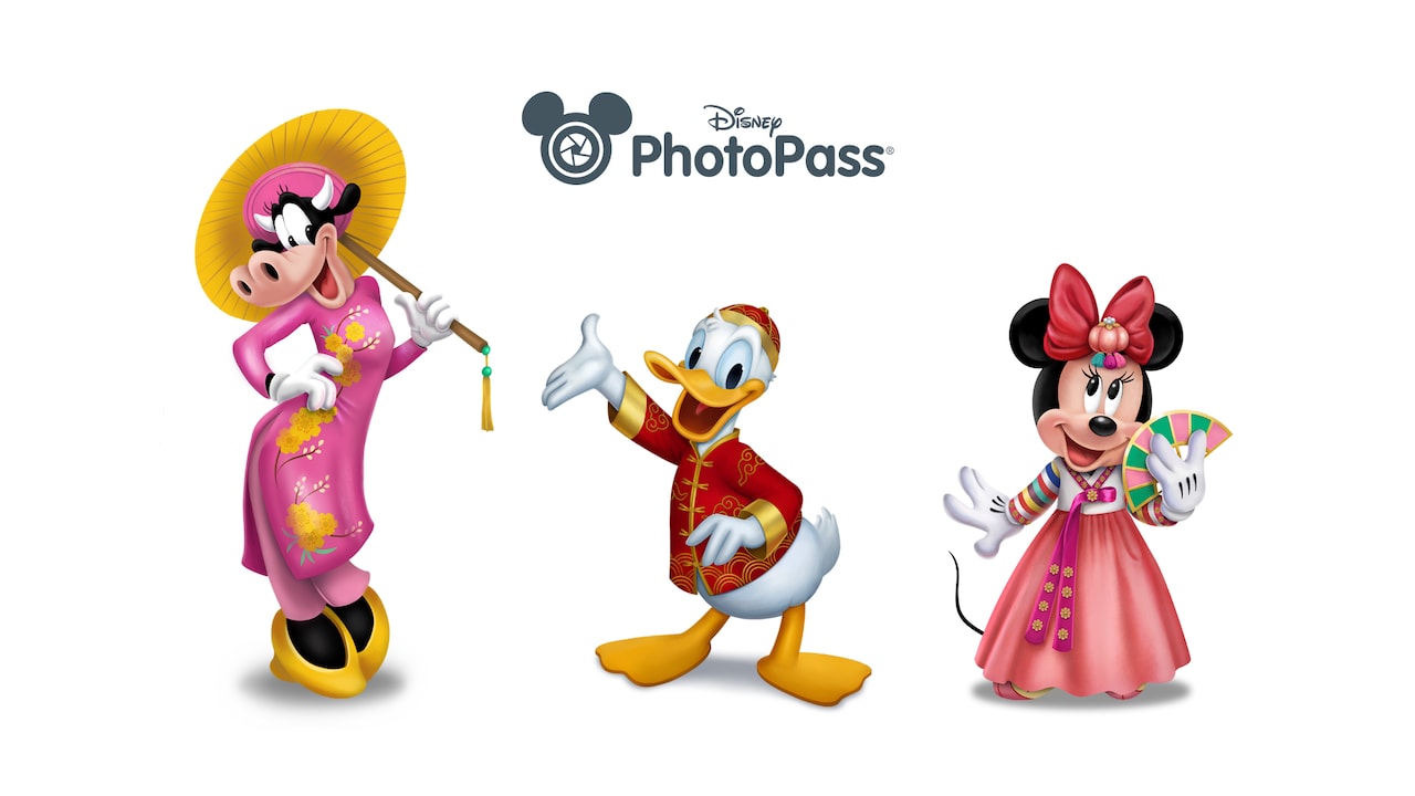 Una ilustración de Clarabelle Cow, Donald Duck y Minnie Mouse en atuendos tradicionales del Año Nuevo Lunar bajo el logotipo de Disney PhotoPass