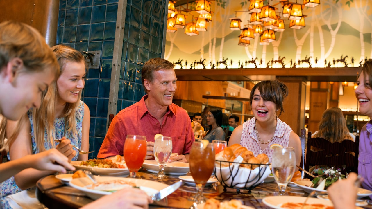 Disneyland Resort: Dining Disneyland Resort offers a convenient way to dine whether you want something quick, cool, classy or Character-filled.