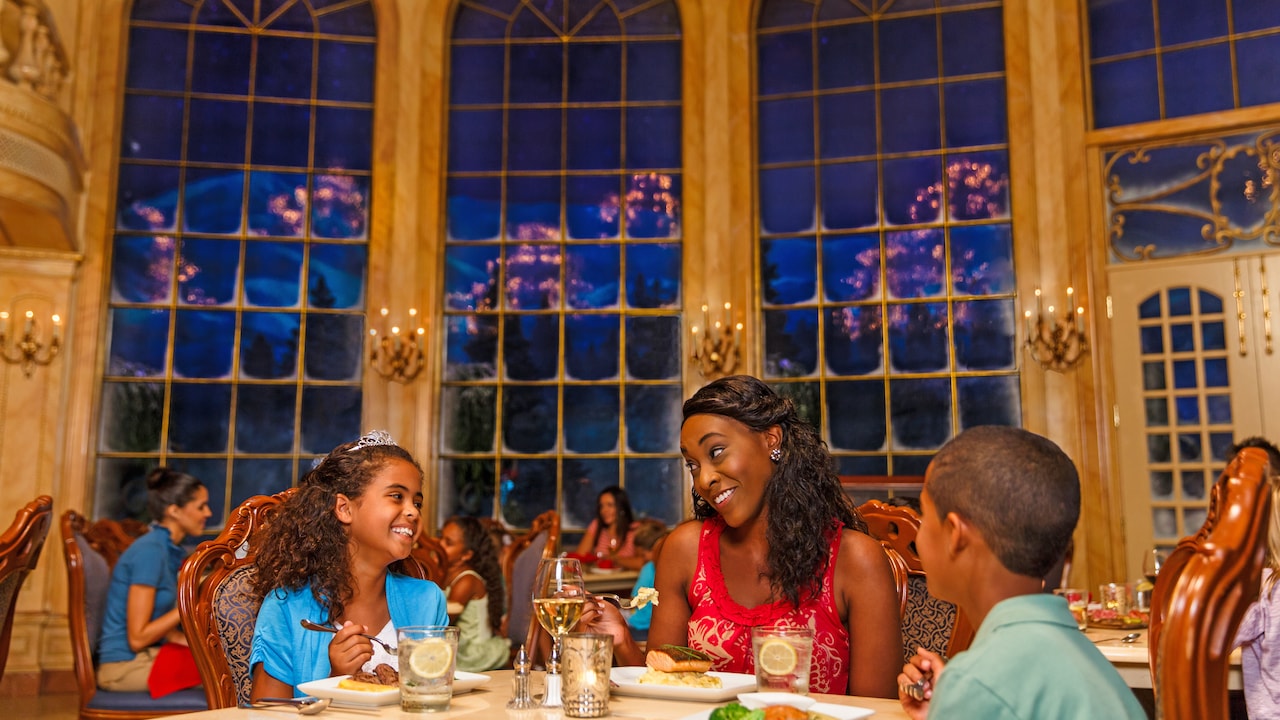 Walt Disney World: Dining Walt Disney World Resort offers convenient ways to dine whether you want something quick, cool, classy or Character-filled.