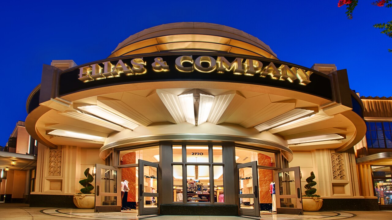 Una marquesina con letras iluminadas que dicen Elias & Company durante la noche en Buena Vista Street