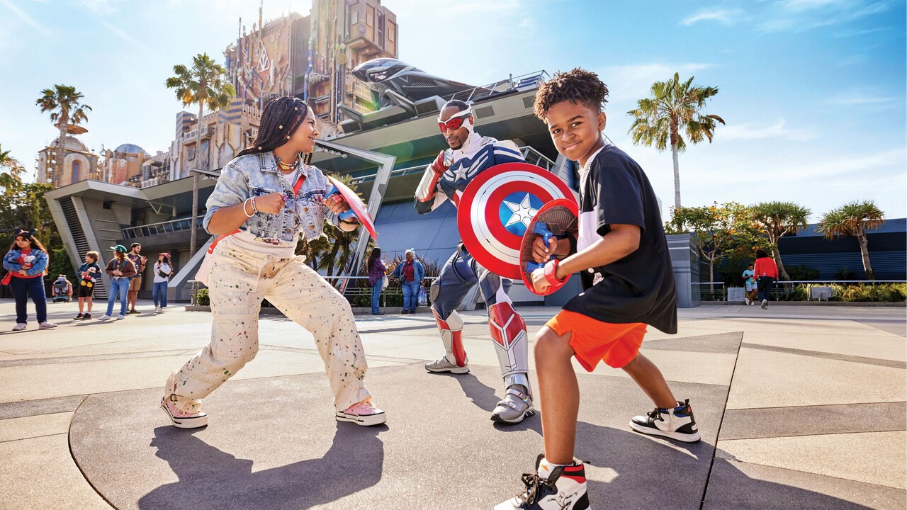 Captain America y una familia posando en Avenger’s Campus en Disney California Adventure