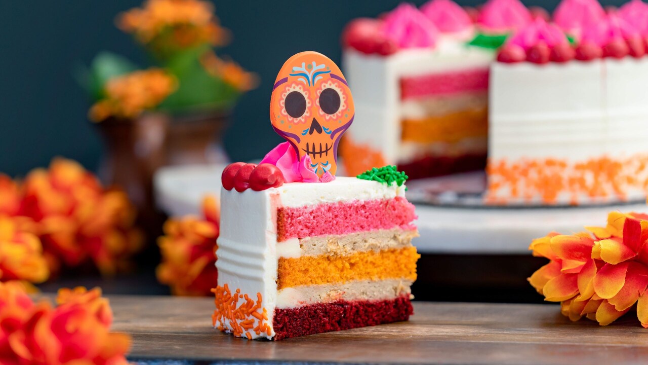Un pastel de vainilla con decoraciones del Día de los Muertos de Paradise Garden Grill en Disney California Adventure Park
