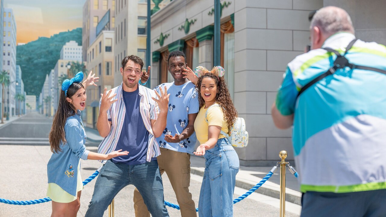 Un grupo de cuatro amigos posando para una foto en Disney California Adventure Park