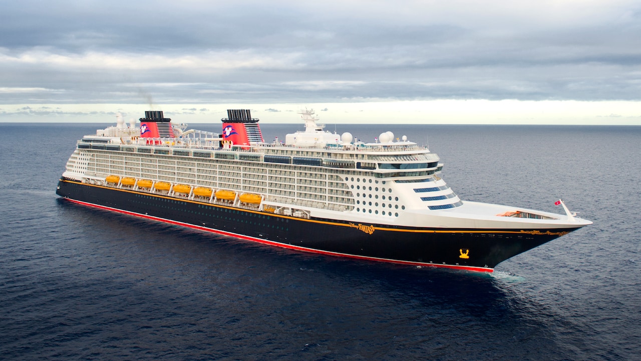 El barco de Disney Cruise Line, Disney Fantasy, navega a través del mar
