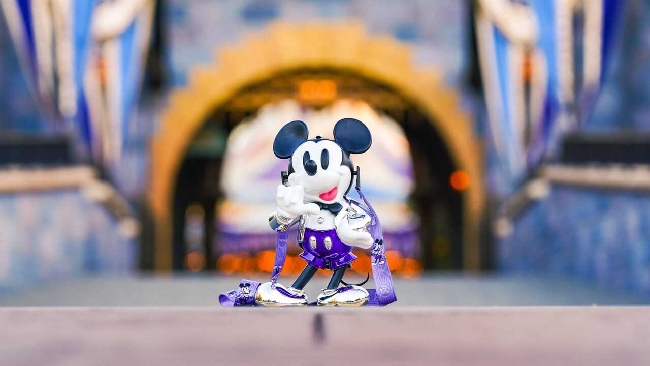 Un vaso de Mickey Mouse con una correa para llevarlo