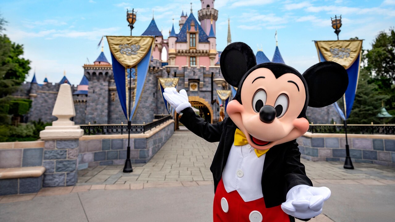 Mickey Mouse posando frente a Sleeping Beauty Castle
