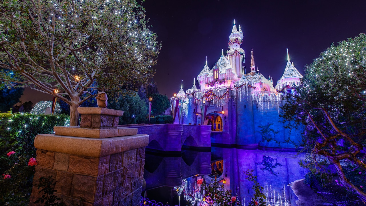 Sleeping Beauty's Winter Castle iluminada de noche y decorada para la Temporada de Fiestas en el Disneyland Resort Sleeping Beauty's Winter Castle iluminada de noche y decorada para la Temporada de Fiestas en el Disneyland Resort
