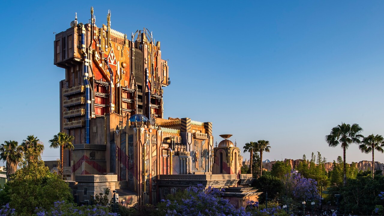 Una impresionante ciudadela en la atracción Guardians of the Galaxy: Mission Breakout!
