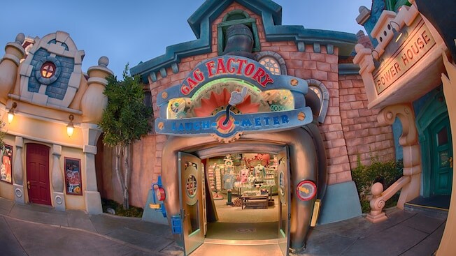 Un fantasioso medidor de risa con el guante blanco de Mickey apuntando hacia la tienda Gag Factory Toontown Five & Dime