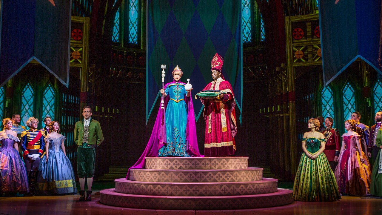 La reina Elsa y su corte real en una escena del espectáculo Frozen, Live at the Hyperion