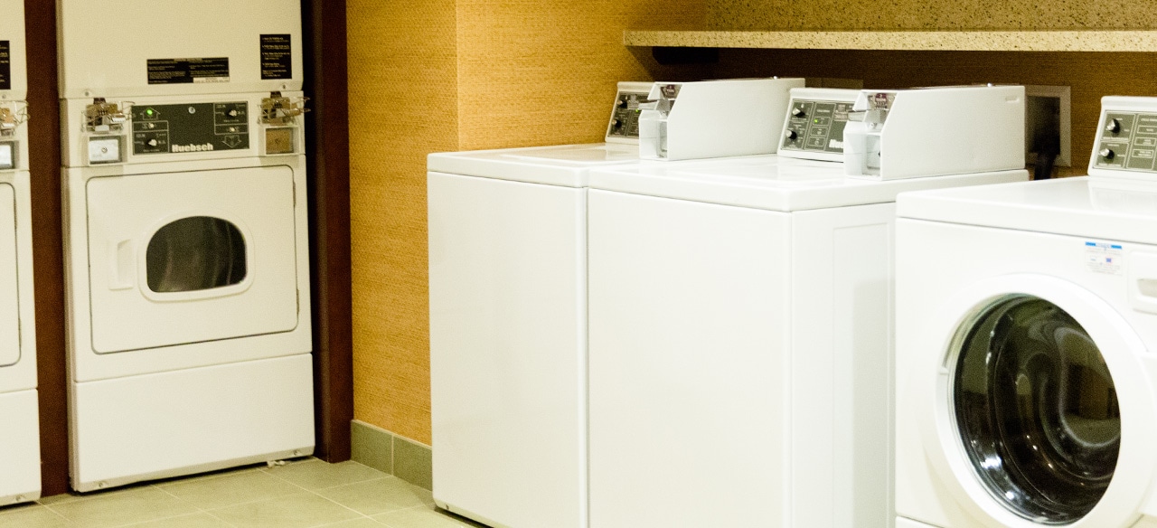 アウラニのランドリールームには、複数の洗濯機と乾燥機があります。