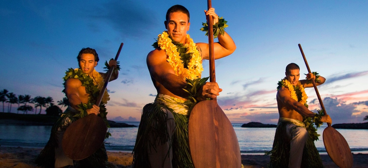 アウラニのビーチでパフォーマンスをするハワイアン・ダンサー