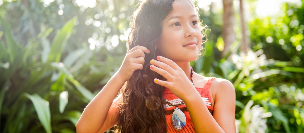モアナに変身で、ハワイらしい模様の服を着て、貝殻をモチーフにしたネックレスをつけている長い髪をしている少女