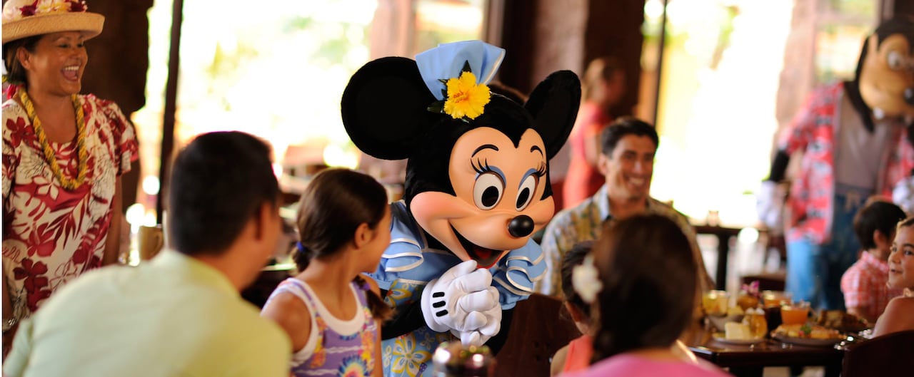 Minnie interacts with several young diners during breakfast