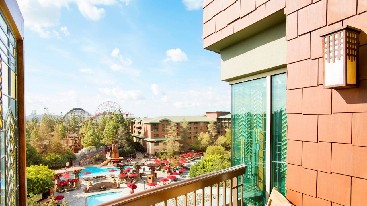 La vista desde un balcón en Disney’s Grand Californian Hotel and Spa, donde se ve una piscina y Disney California Adventure Park a la distancia