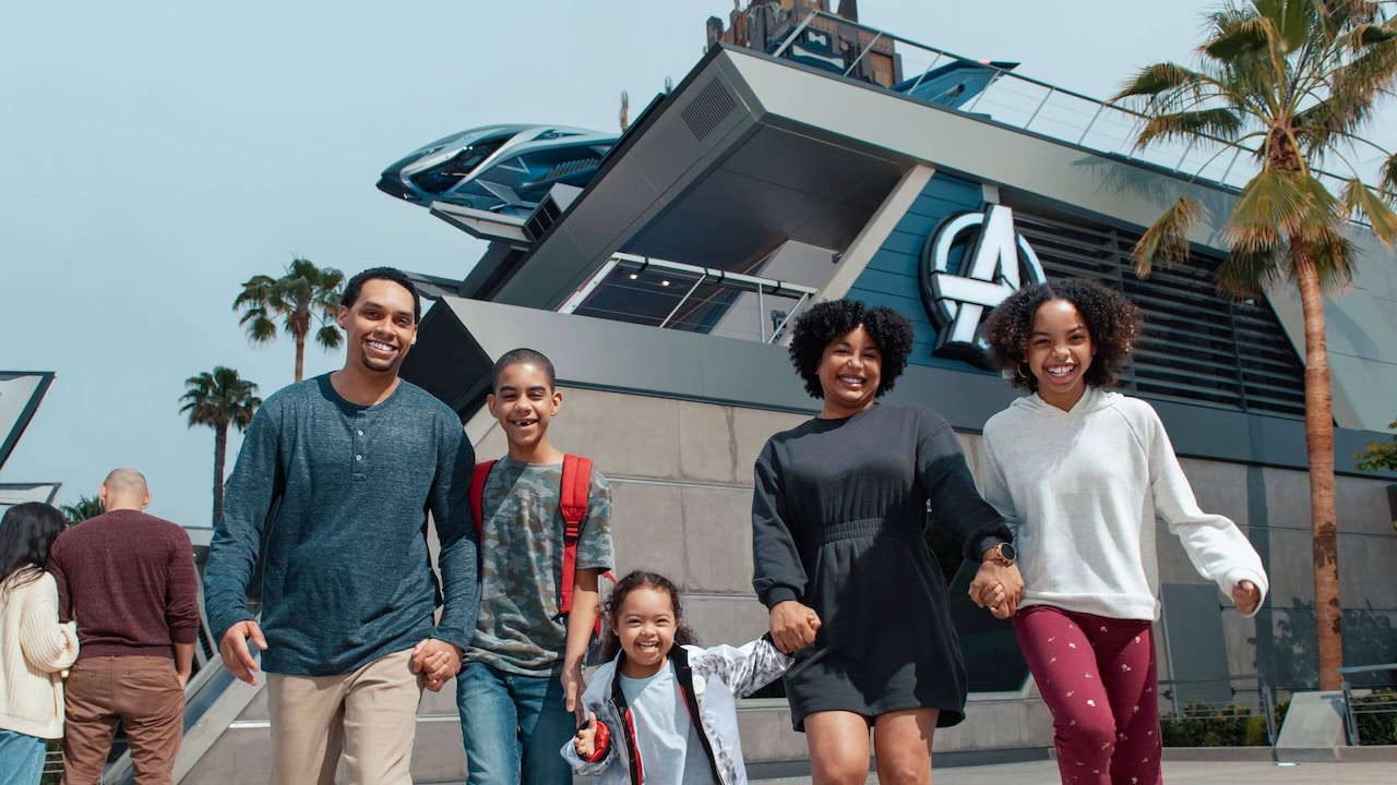 Una pareja y sus 3 niños felices en Avengers Campus en Disney California Adventure Park
