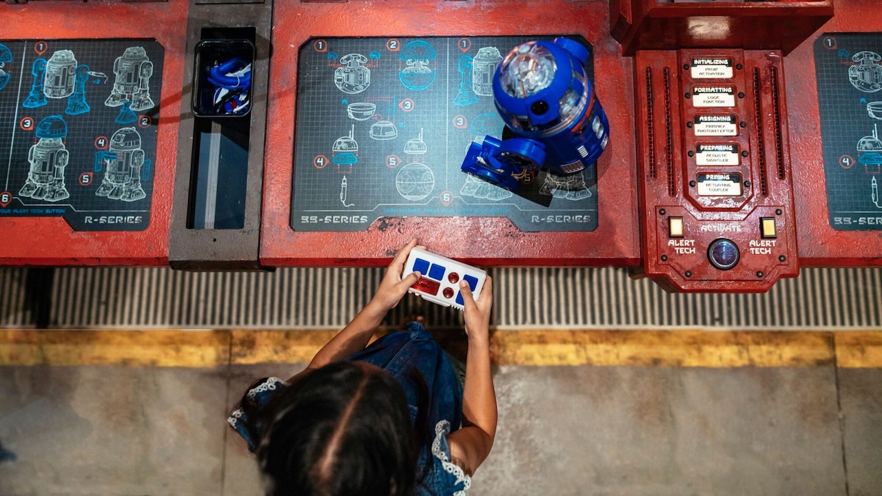 Una niña construye su droide personalizado en Droid Depot