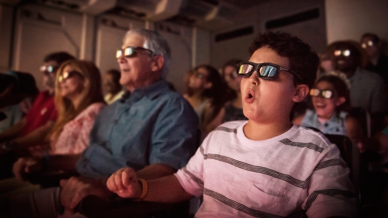 Visitantes portan lentes de vuelo en 3D, en la atracción Star Tours The Adventures Continue