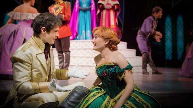 En la obra musical de Disney’s Frozen, Anna y el Príncipe Hans conversan en la corte real