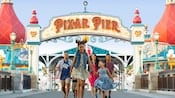 Una familia sonriente saliendo de Pixar Pier