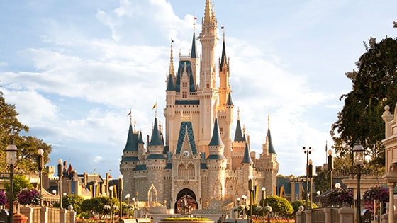 El icónico Cinderella Castle en el parque temático Magic Kingdom de Walt Disney World Resort en la Florida