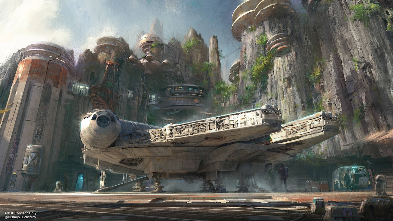 El Halcón Milenario de Star Wars, atracado frente a las viviendas en los alcantilados con su rampa abajo. El Halcón Milenario de Star Wars, atracado frente a las viviendas en los alcantilados con su rampa abajo.