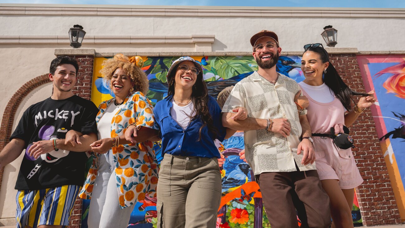 Visitantes del brazo posando para una foto