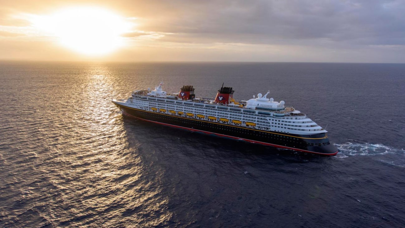 Um navio da Disney Cruise Line navegando em mar aberto