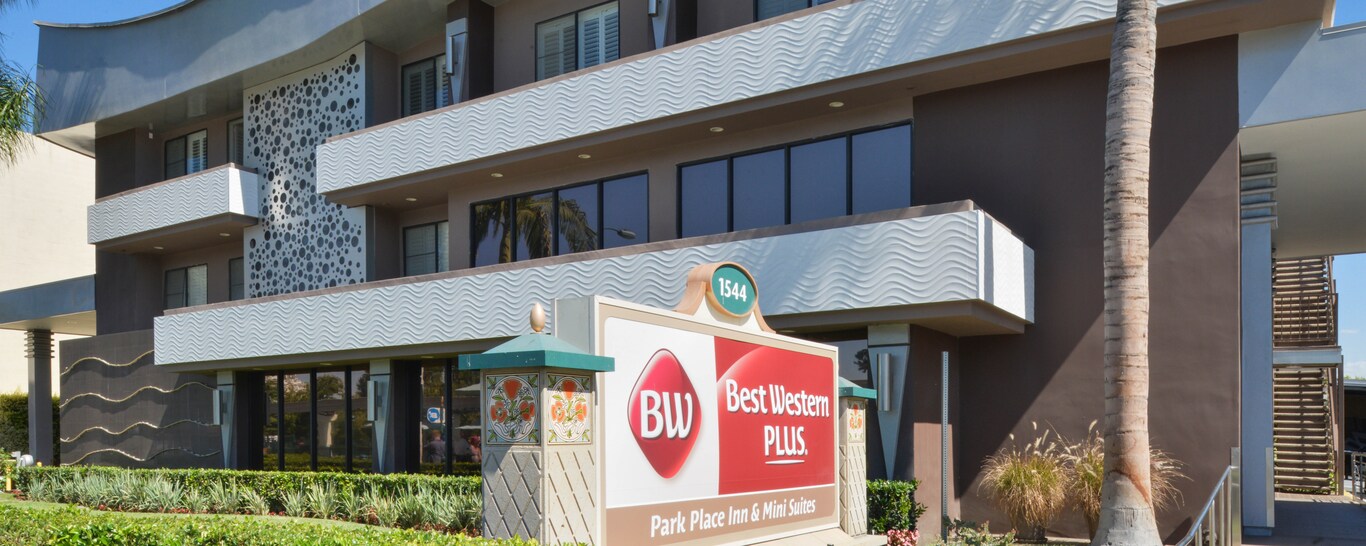 Outside view of the Best Western Plus Park Place Inn & Mini Suites