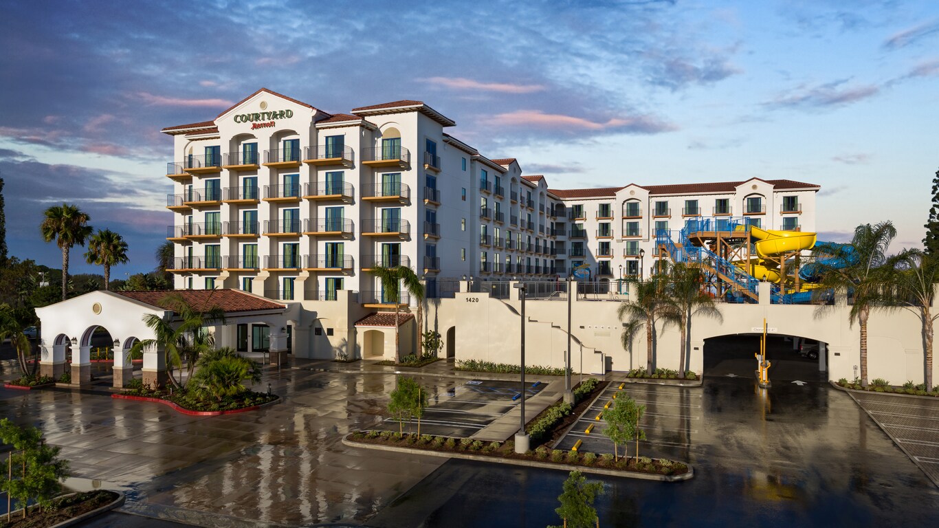 The exterior and parking lot of the Courtyard by Marriott Anaheim Theme Park Entrance