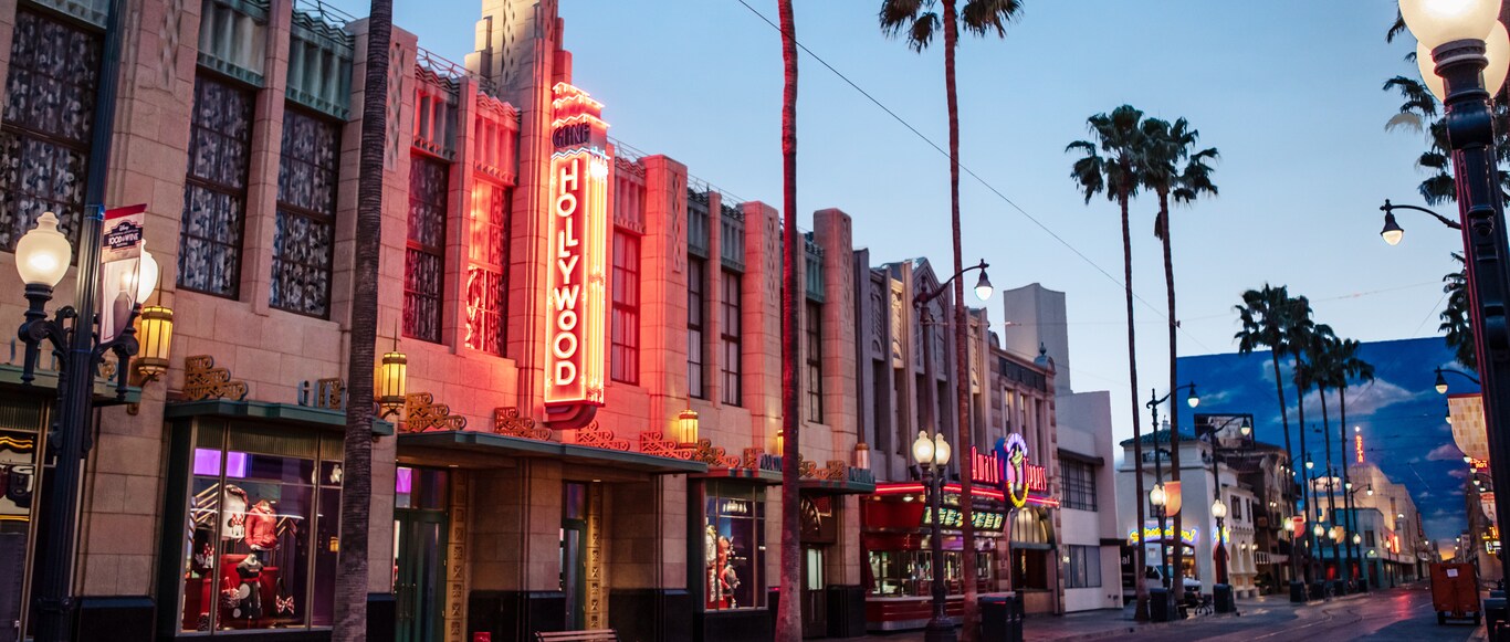 Buena Vista Street iluminada por la noche en Hollywood Land. 