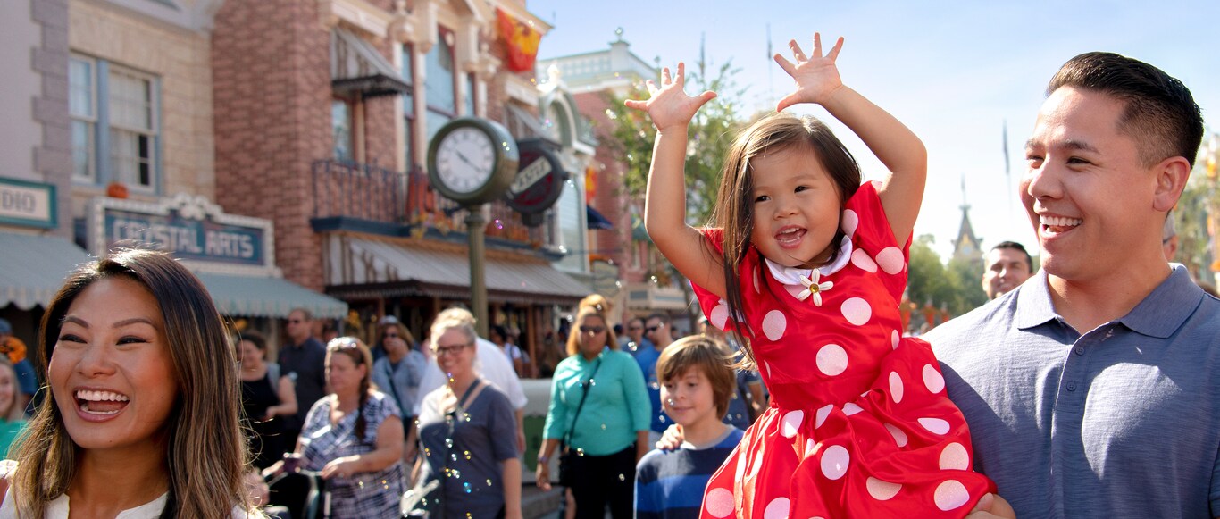 Main Street U S A At Disneyland Park Disneyland Resort