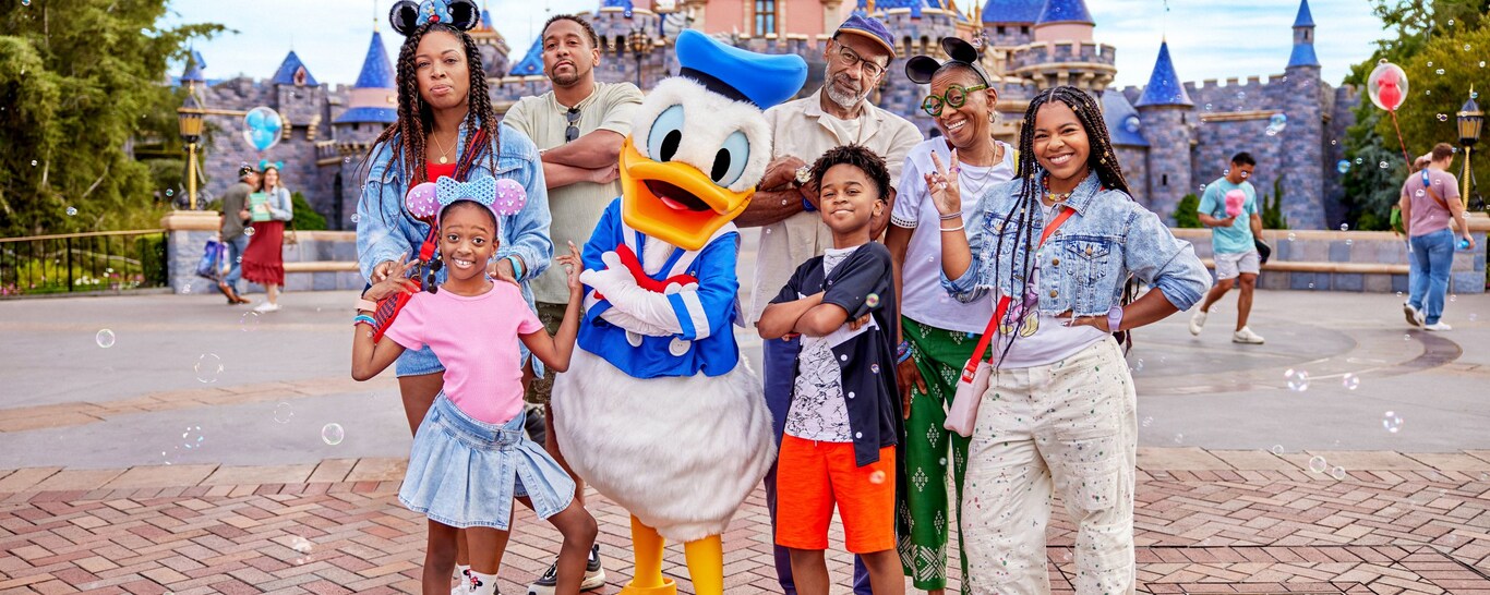 Una familia de pie con Donald Duck posando