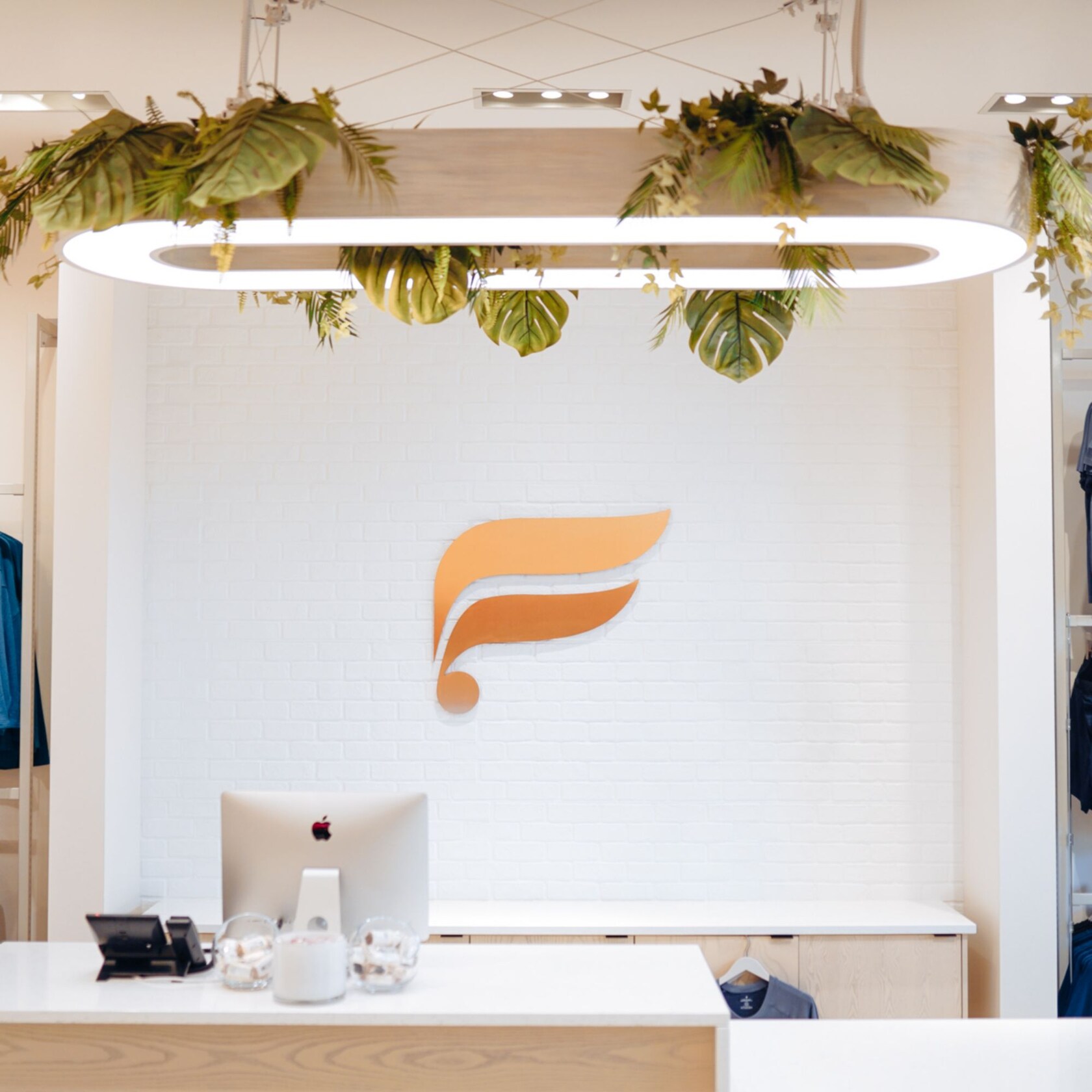 La caja registradora de una tienda Fabletics, rodeada de estantes de ropa deportiva