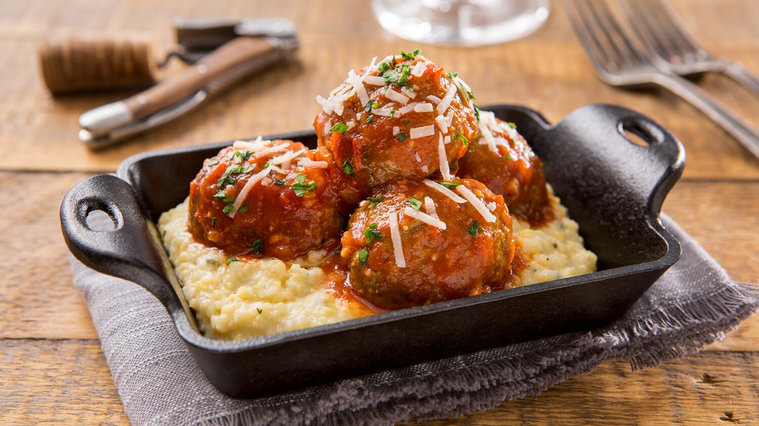 Macarrones con queso fritos, sobre una base de salsa de tomate