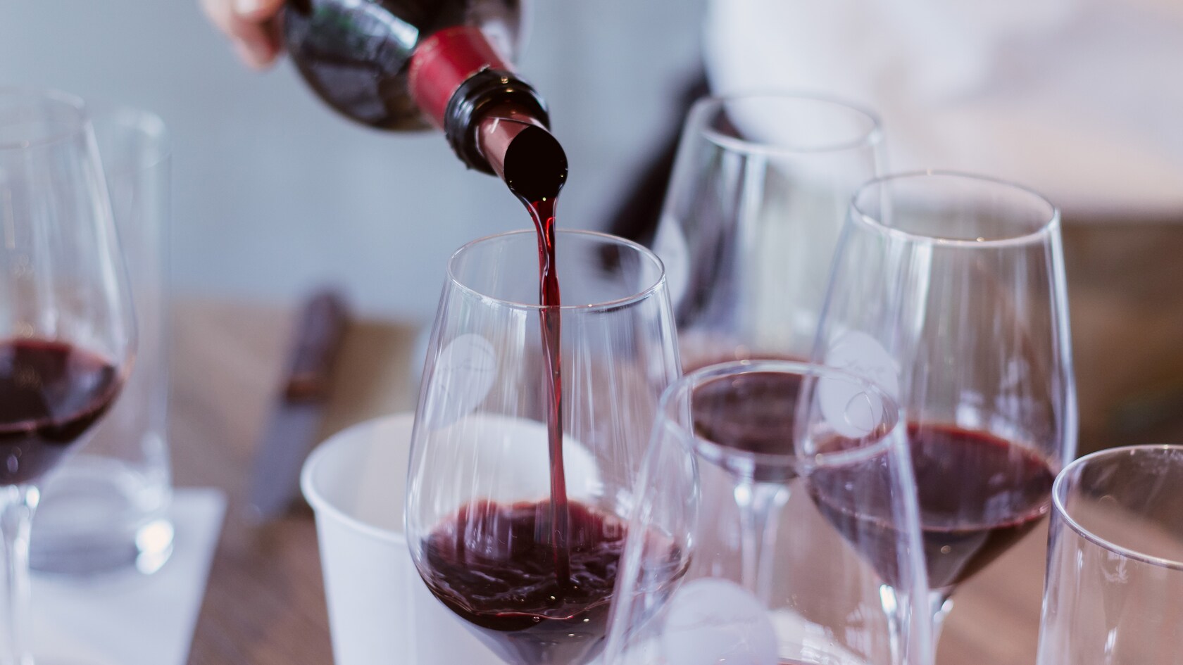 Vino tinto sirviéndose en una copa