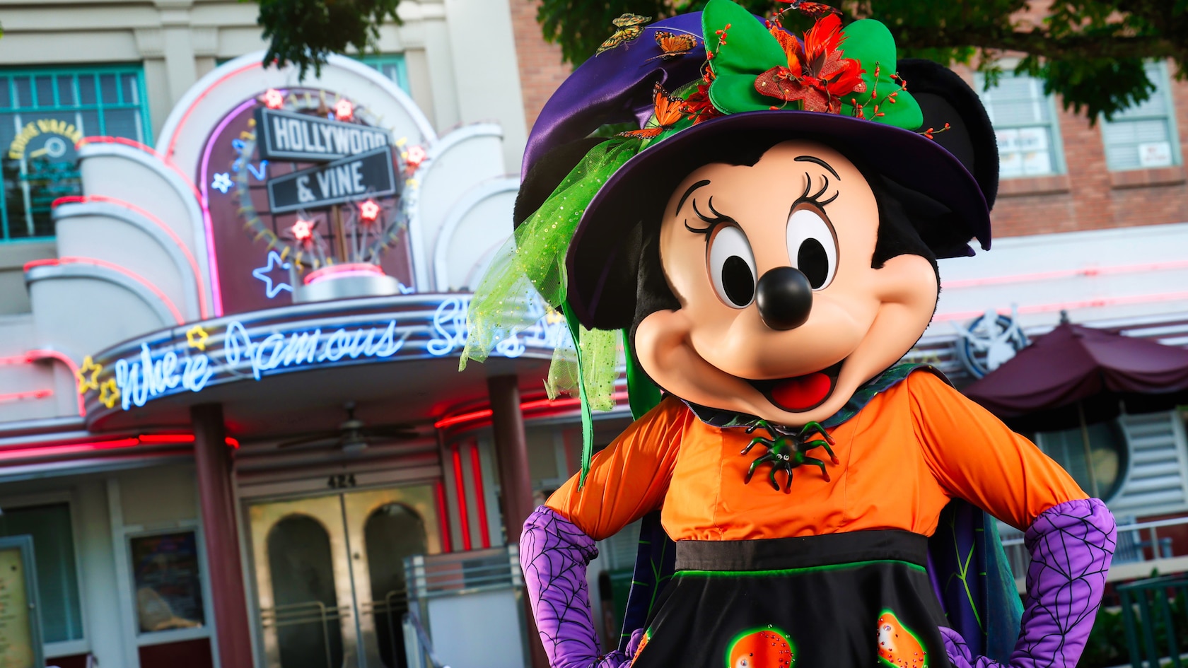Minnie Mouse posa con un atuendo de Halloween frente al restaurante Hollywood & Vine