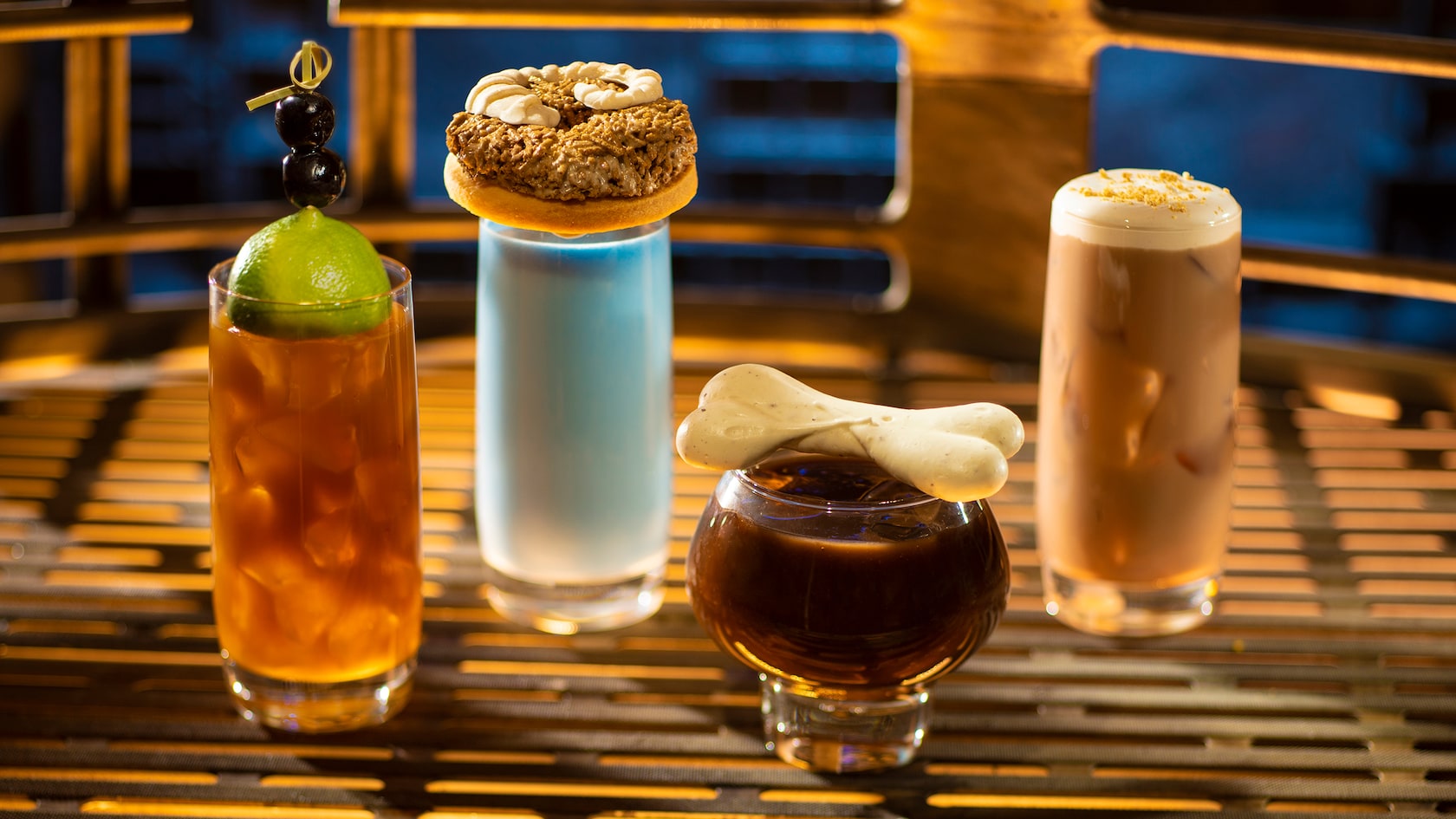 Quatre grands verres avec des concoctions de Ogas