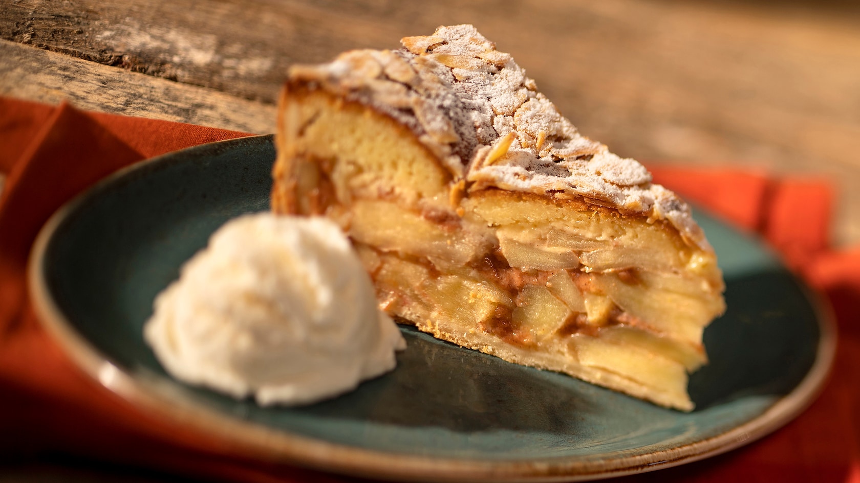 Un pastel de manzana y caramelo, servido con una bola de helado de vainilla