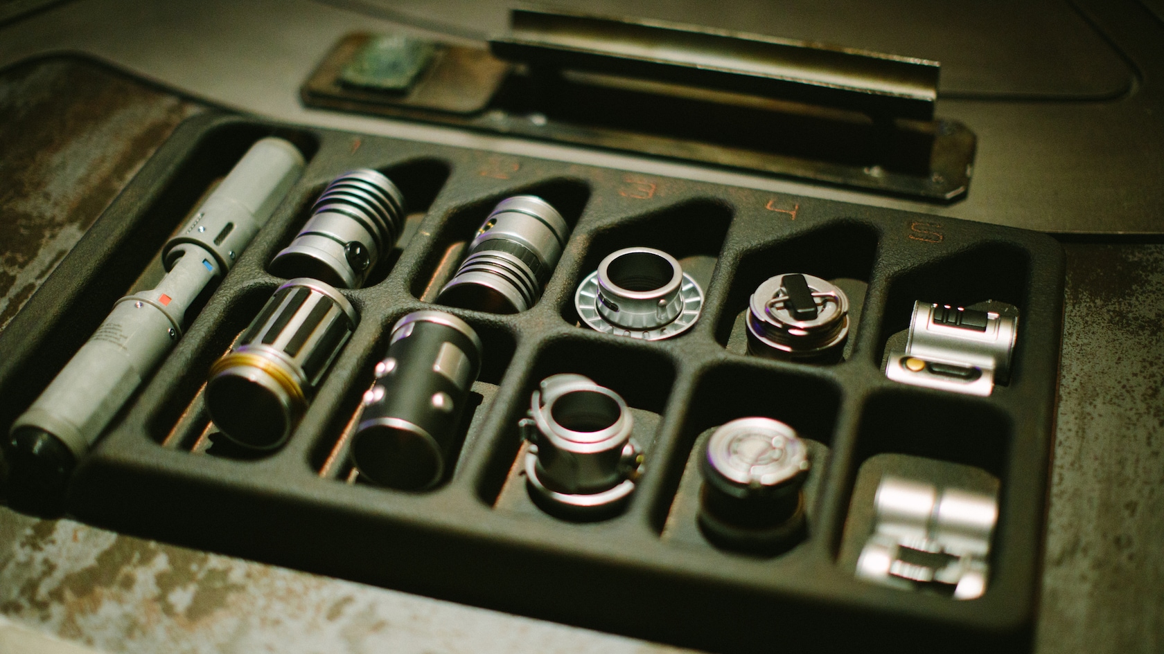 Peças de sucata usadas para construir um sabre de luz