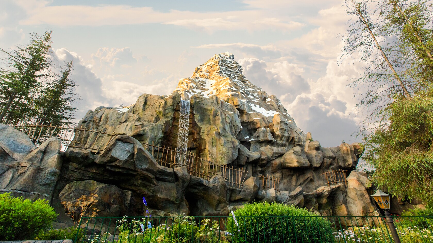 Las pistas y una destartalada puerta rodean Matterhorn Bobsleds, bajo sus picos nevados