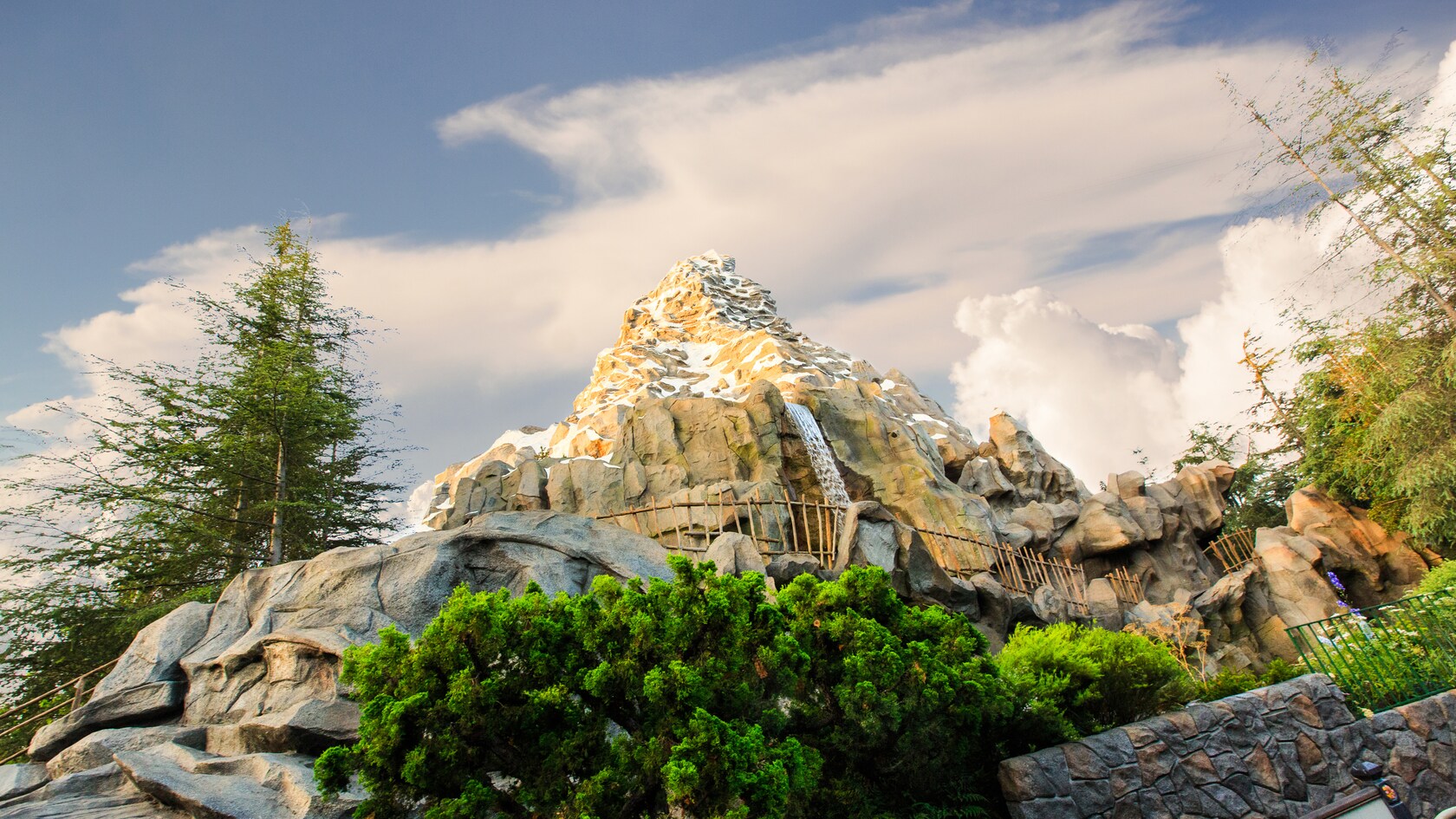 El gélido pináculo de Matterhorn Bobsleds, en contraste con el cielo