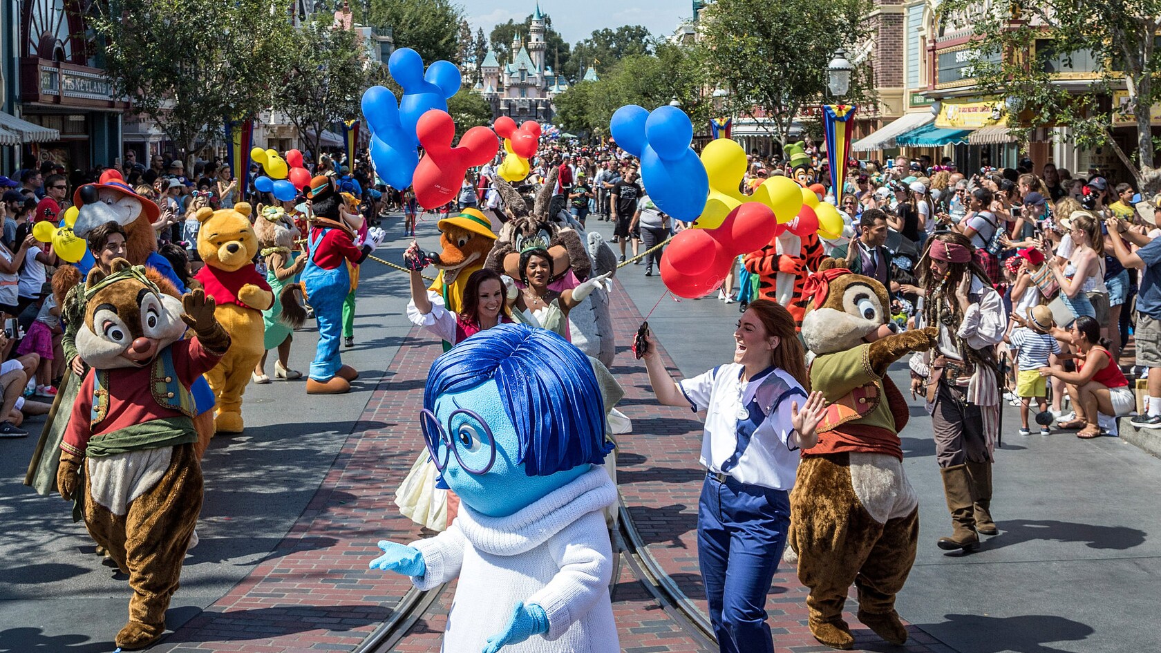 Winnie the Pooh, Chip N Dale y otros amigos de Disney caminando en el desfile Mickey and Friends Band Tastic Cavalcade.