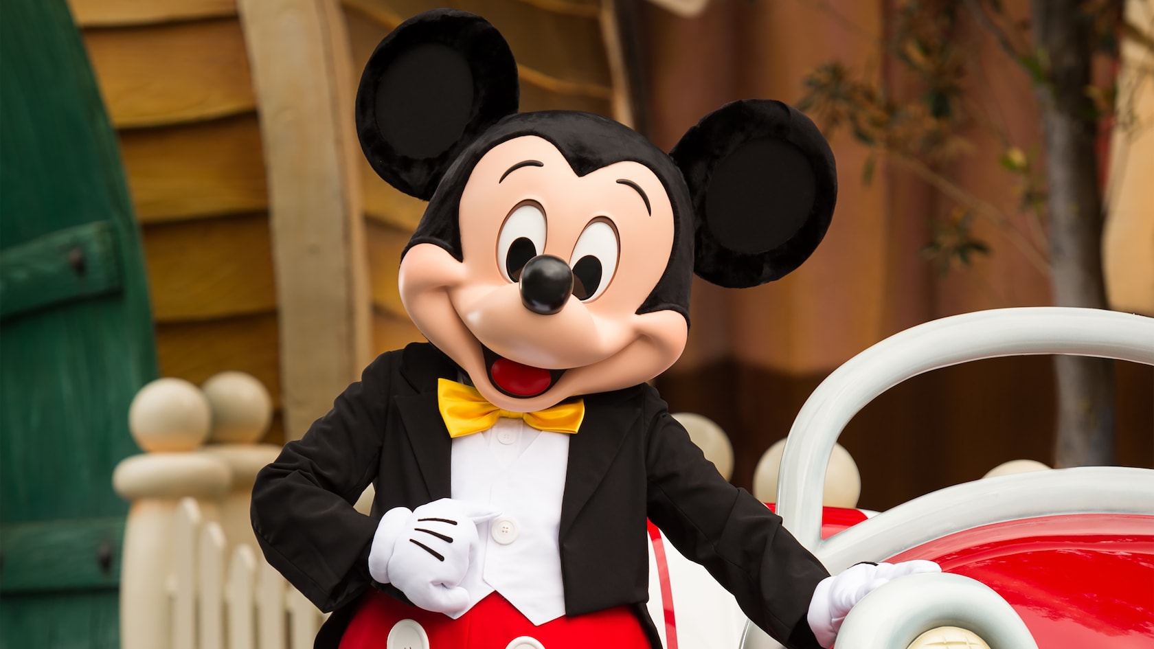 Mickey&#39;s House and Meet Mickey | Rides &amp; Attractions | Disneyland Park | Disneyland Resort