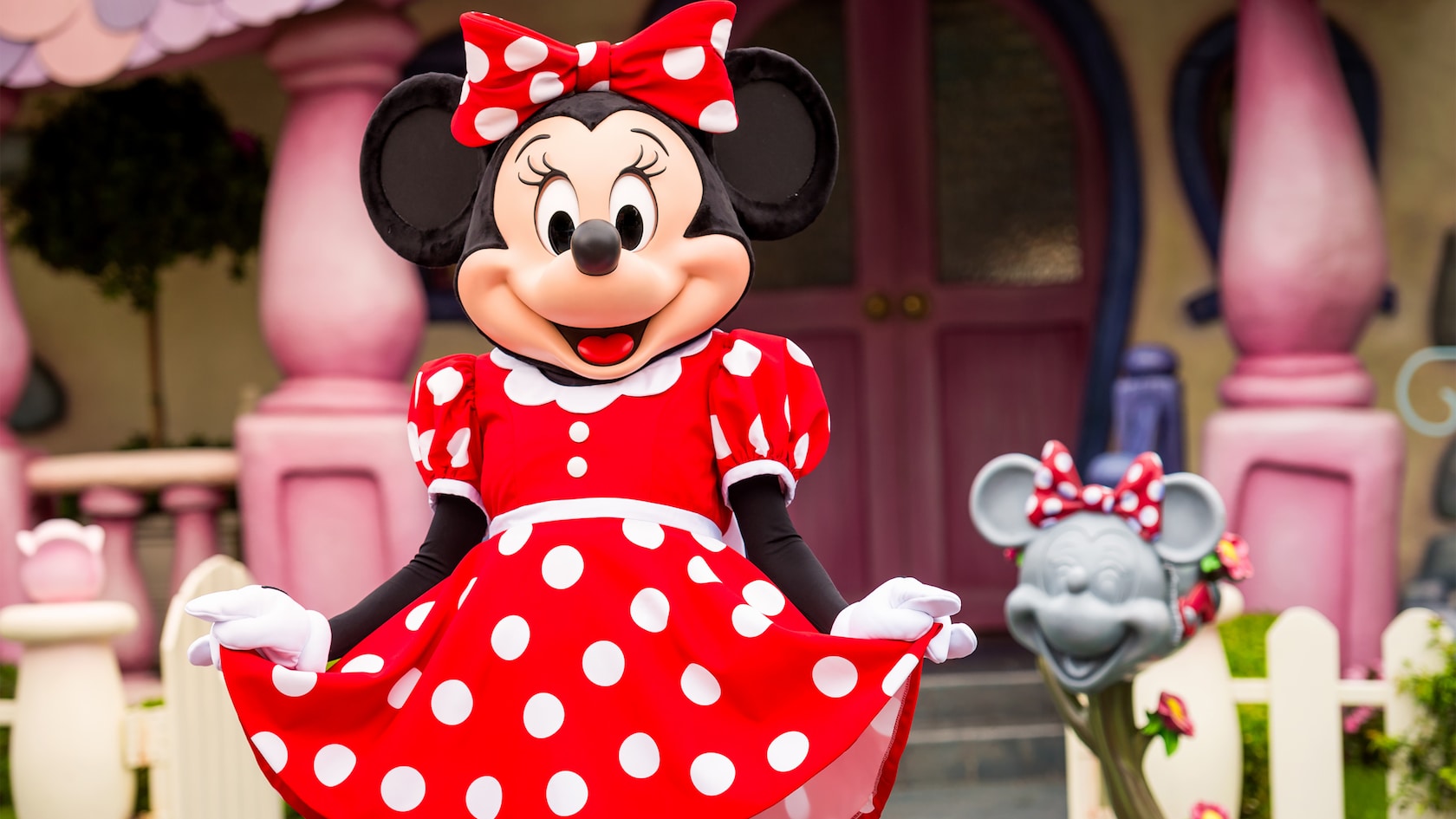 Minnie Mouse hace una reverencia frente a su casa