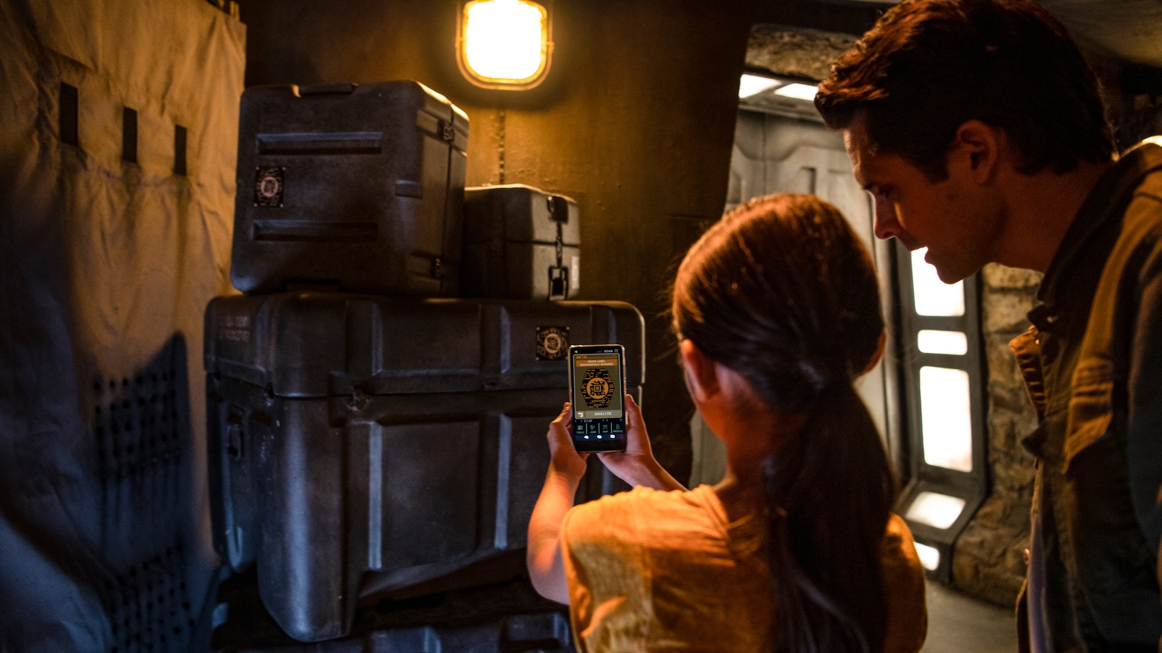 ¡Activa el Cuaderno Digital de Datos de Star Wars para interactuar con los androides y escanear objetos mediante la aplicación Play Disney Parks!