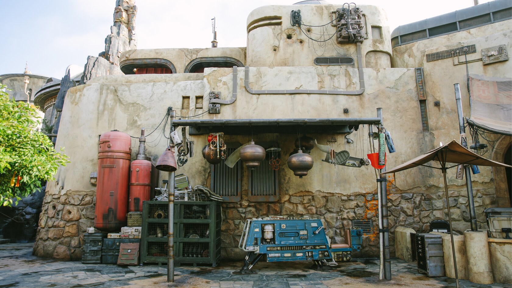 Savi’s Handbuilt Lightsabers Disneyland Resort