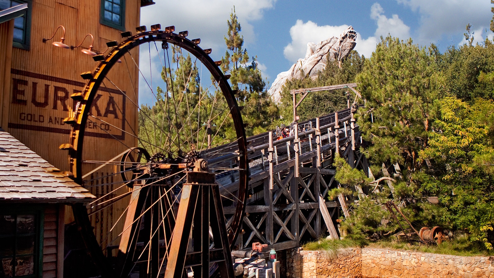 El edificio de Eureka Gold and Lumber Co. y la rueda del molino en Grizzly River Run